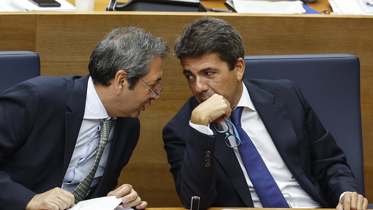 El vicepresidente de la Generalitat, Vicente Barrera (Vox), junto a president, Carlos Mazón (PP)