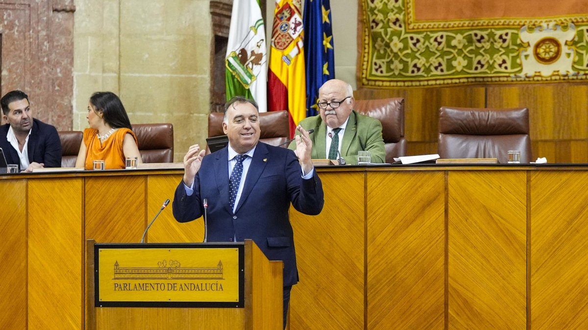 El consejero de Turismo Arturo Bernal en el atril y el presidente del Parlamento Jesús Aguirre.