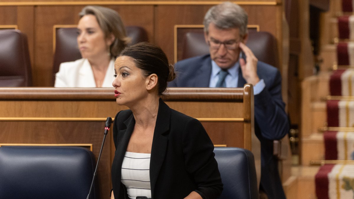 La ministra de Juventud e Infancia, Sira Rego, interviene en el Congreso con Feijóo y Cuca Gamarra detrás.