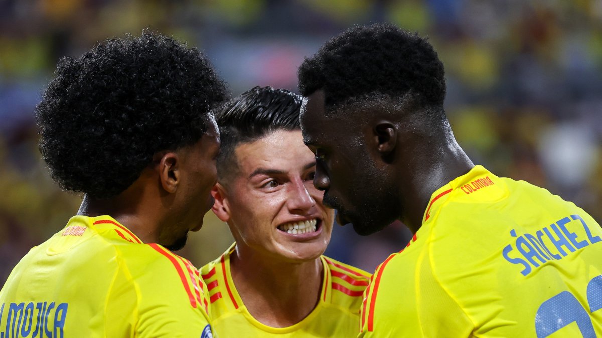 El exmadridista James, celebrando el gol del triunfo con sus compañeros Mogica y Sánchez.