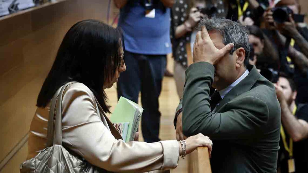 El vicepresidente valenciano, Vicente Barrera, triste, conversa con la presidenta de Les Corts, Llanos Massó