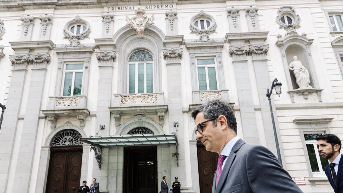 El ministro de Presidencia, Justicia y Relaciones con las Cortes, Félix Bolaños, ante las puertas del Tribunal Supremo.