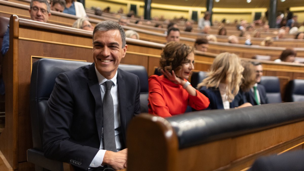 El presidente del Gobierno, Pedro Sánchez junto a las vicepresidentas y ministras María Jesús Montero y Yolanda Díaz.