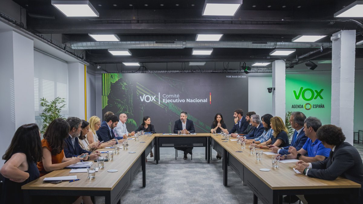 Reunión extraordinaria del Comité Ejecutivo Nacional de VOX, en la que han decidido romper los gobiernos de coalición con el PP, en su sede, a 11 de julio de 2024, en Madrid (España). Dicho acto se produce tras dar por rotos los cinco gobiernos autonómicos en los que participan en coalición, por aceptar esta última formación el reparto por toda España de menores inmigrantes no acompañados llegados a las islas Canarias.
11 JULIO 2024;VOX;ABASCAL;COMITÉ EJECUTIVO NACIONAL;RUPTURA;PP;EXTRAORDINARIA;
VOX
11/7/2024