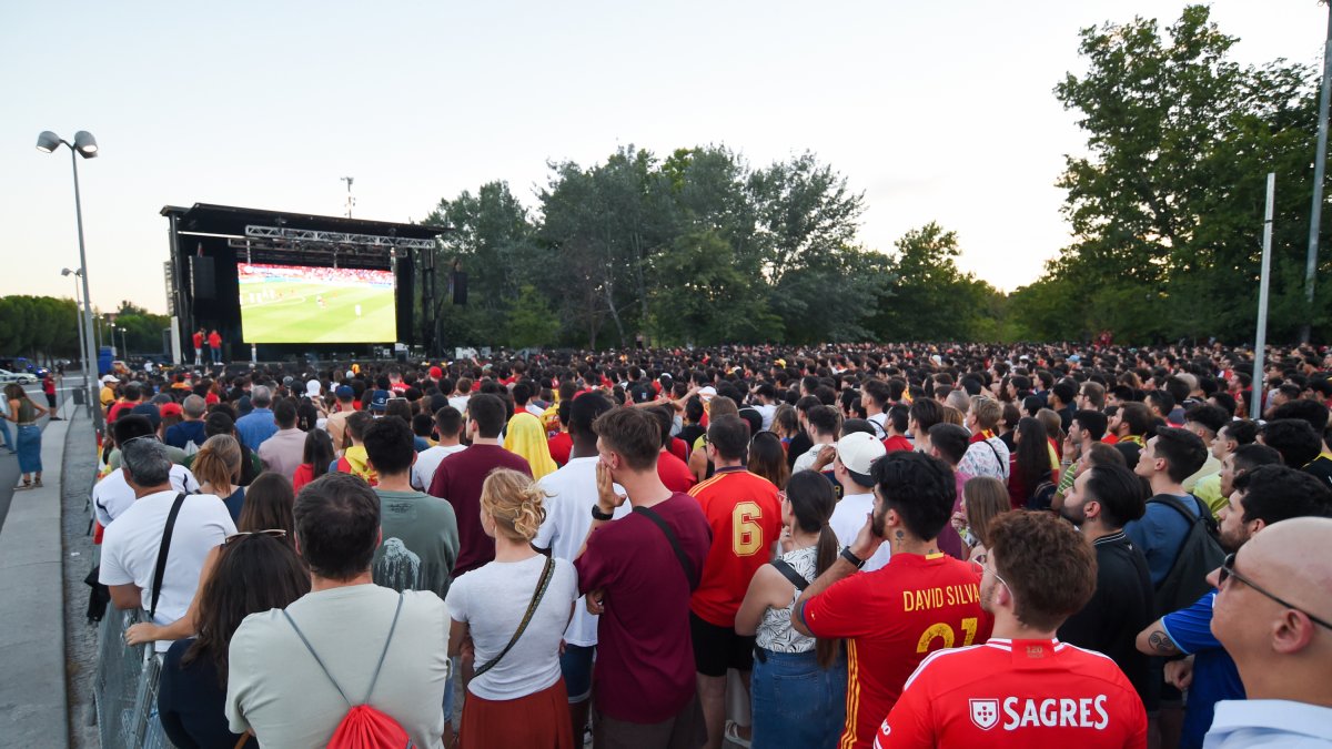 Miles de personas celebran un gol durante el partido de semifinales de la Eurocopa entre España y Francia en Madrid.