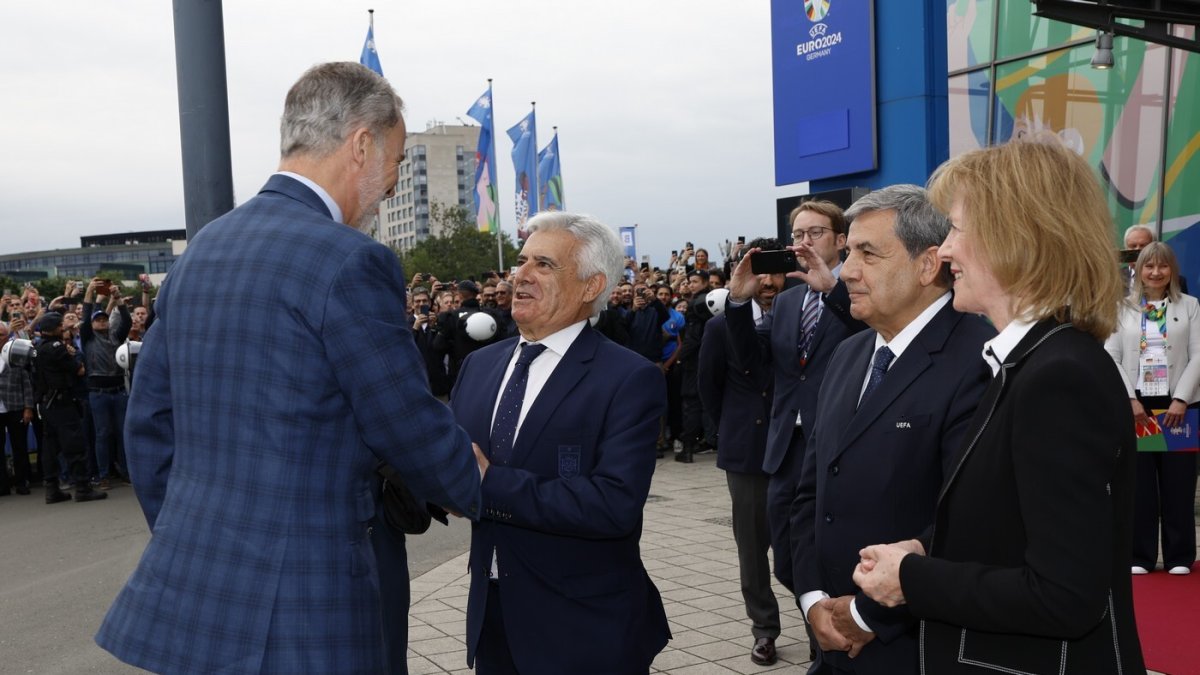 El Rey Felipe VI saluda al presidente de la Real Federación Española de Fútbol, Pedro Rocha en la previa del España-Italia.