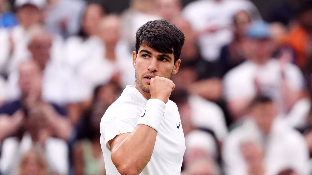 Carlos Alcaraz celebra su pase a la final de Wimbledon.