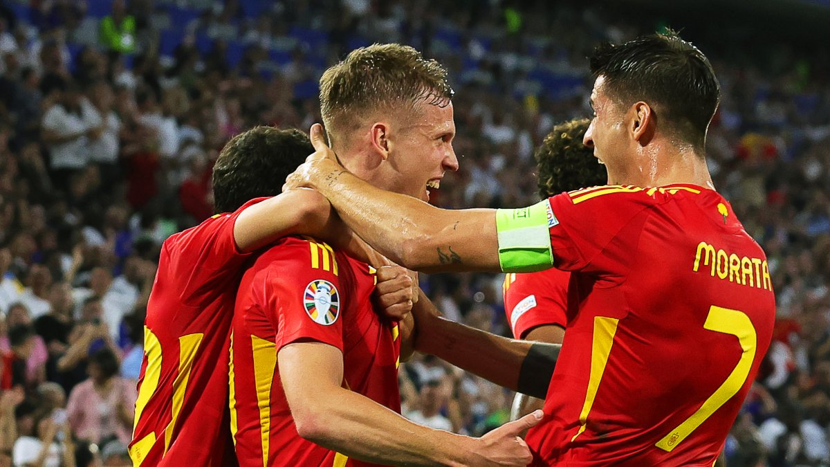 Los jugadores de la selección española celebran un gol.