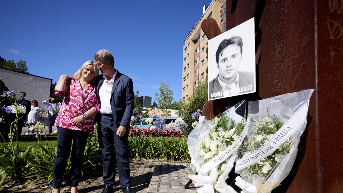 Alberto Núñez Feijóo y Mari Mar Blanco, en el homenaje tributado a Miguel Ángel Blanco en Ermua.