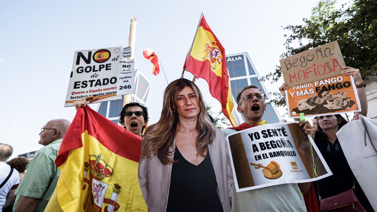 Una imagen de Begoña Gómez, portada por varios manifestantes el día en el que la esposa del presidente del Gobierno fue a declarar.