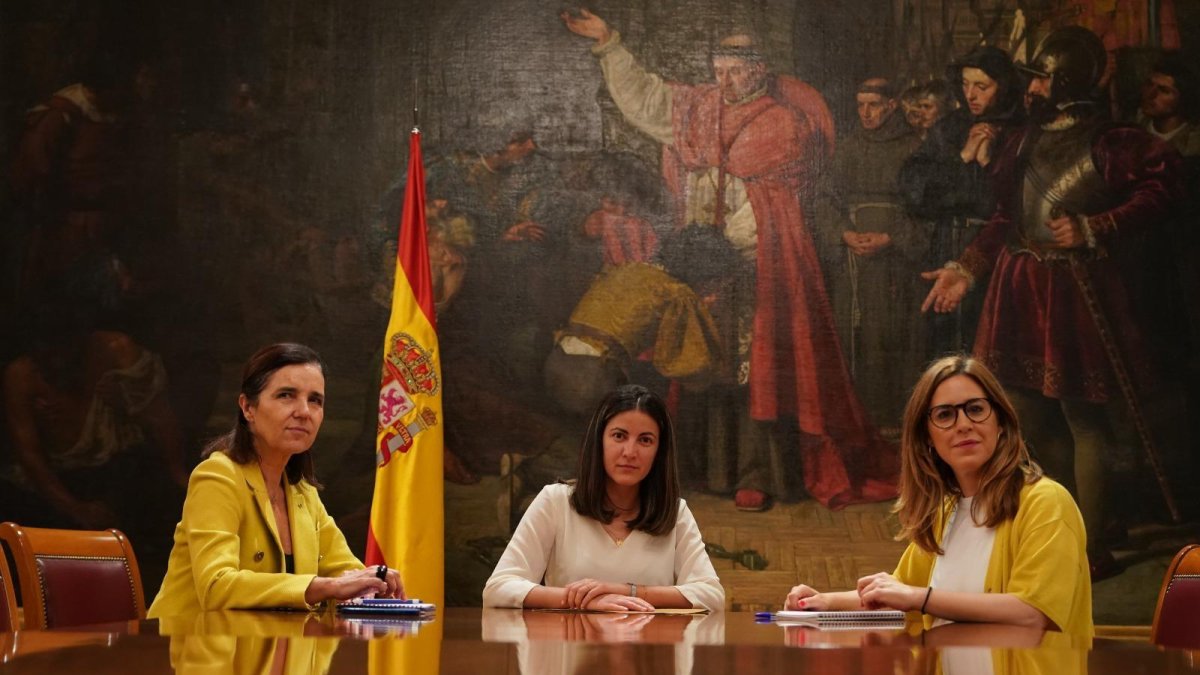 Las senadoras del PP Pilar Rojo y Rocío Divar, con Rosa María Payá, hija del disidente fallecido Oswaldo Payá.