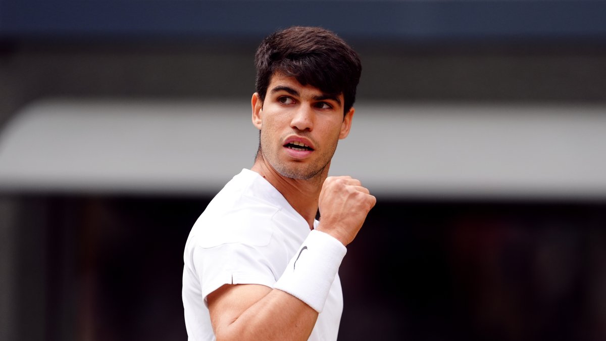 Carlos Alcaraz celebra ante Novak Djokovic.