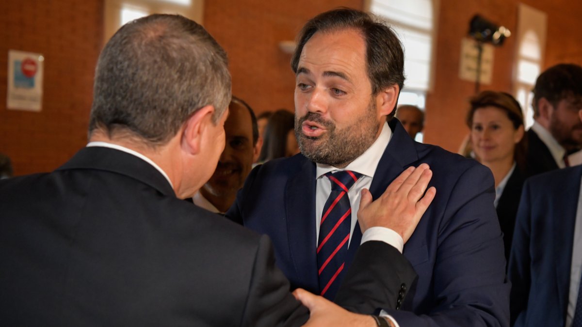 Emiliano García Page, presidente de Castilla-La Mancha, y Paco Núñez, lider del PP regional