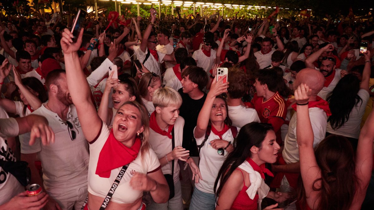 Celebración de la victoria de la selección española en Pamplona.