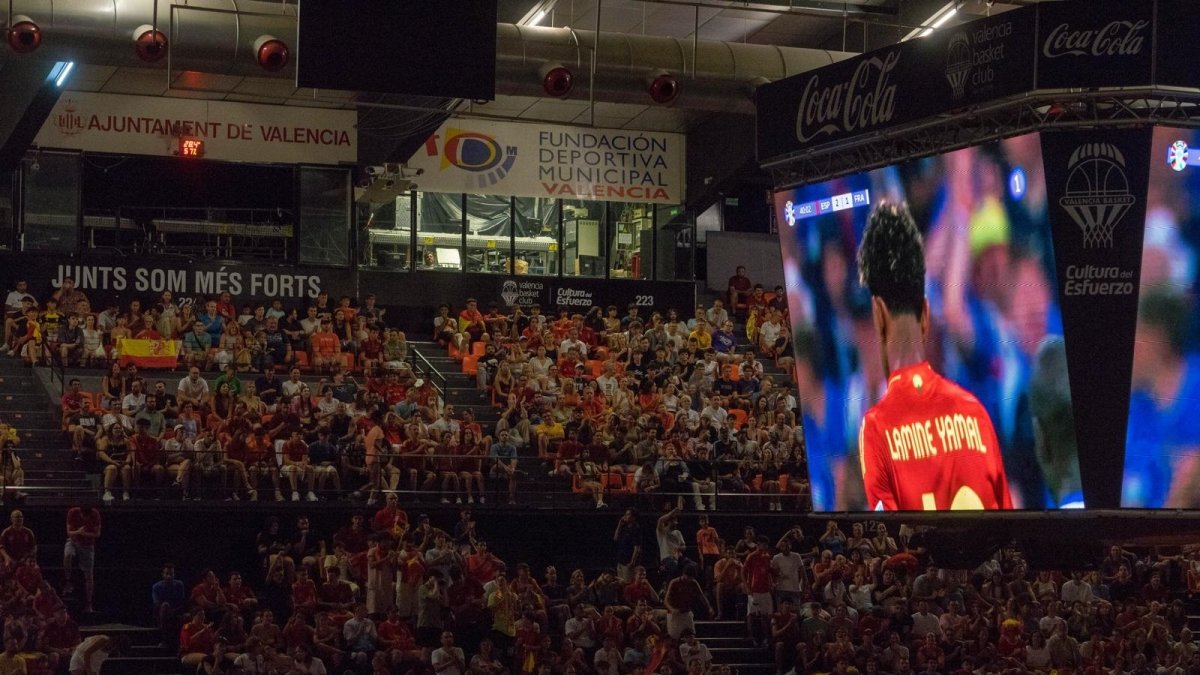 Aficionados en La Fonteta de València durante la semifinal de la Eurocopa