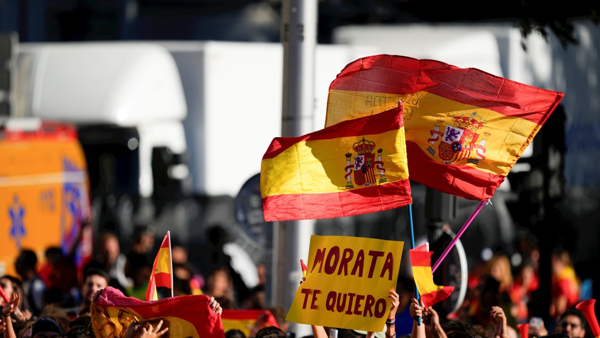 Supporters with Flags of Spain are seen during the celebration of Spain Team at Cibeles Palace of Madrid after winning the Eurocup 2024 against Englad on July 15, 2024 in Madrid, Spain.
Oscar J. Barroso / AFP7 / Europa Press
15/7/2024 ONLY FOR USE IN SPAIN