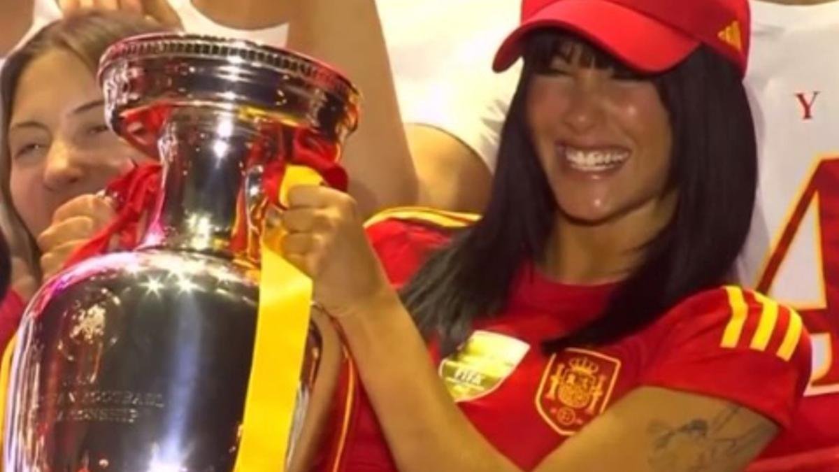 Aitana levantando la Eurocopa 2024 en la celebración homenaje a la Selección Española de Fútbol.