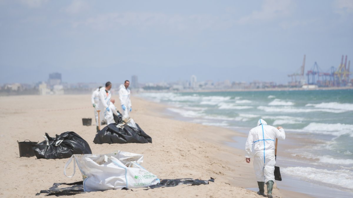 Labores de limpieza en la playa del Saler por el vertido, a 17 de julio de 2024, en Valencia, Comunidad Valenciana (España).