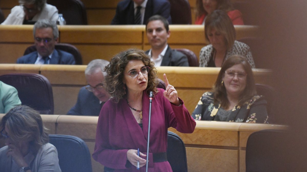 La vicepresidenta primera del Gobierno, ministra de Hacienda y vicesecretaria general del PSOE, María Jesús Montero, durante una sesión de control al Gobierno, en el Senado.