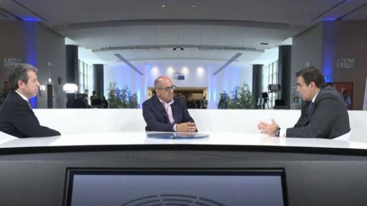 Margaritis Schinas entrevistado por Vicente Climent y Álvaro Errazu en la sede de Bruselas del Parlamento Europeo