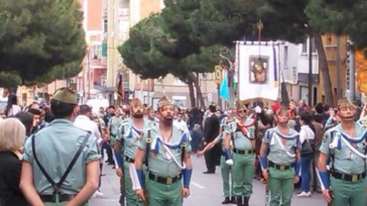 La Legión abochorna a los dos alcaldes socialistas con fobia a la Semana Santa