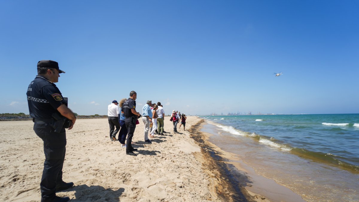 Vista del vertido en la playa de El Saler, a 16 de julio de 2024, en Valencia, Comunidad Valenciana (España).