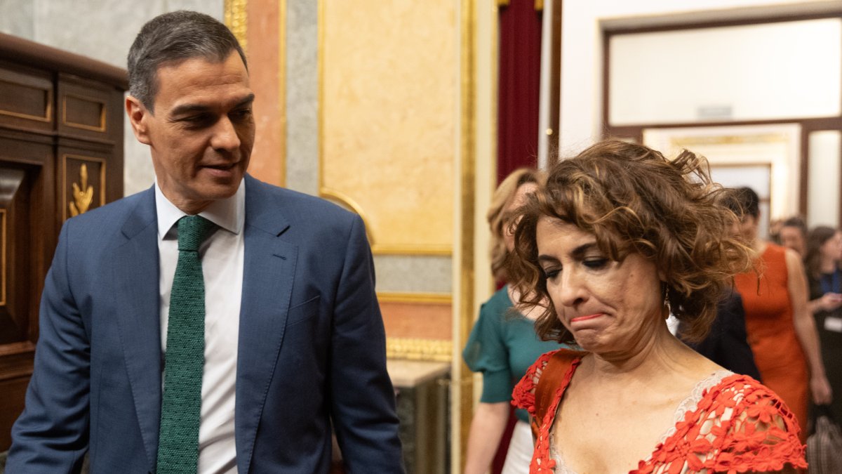 El presidente del Gobierno, Pedro Sánchez, y la vicepresidenta primera y ministra de Hacienda, María Jesús Montero.