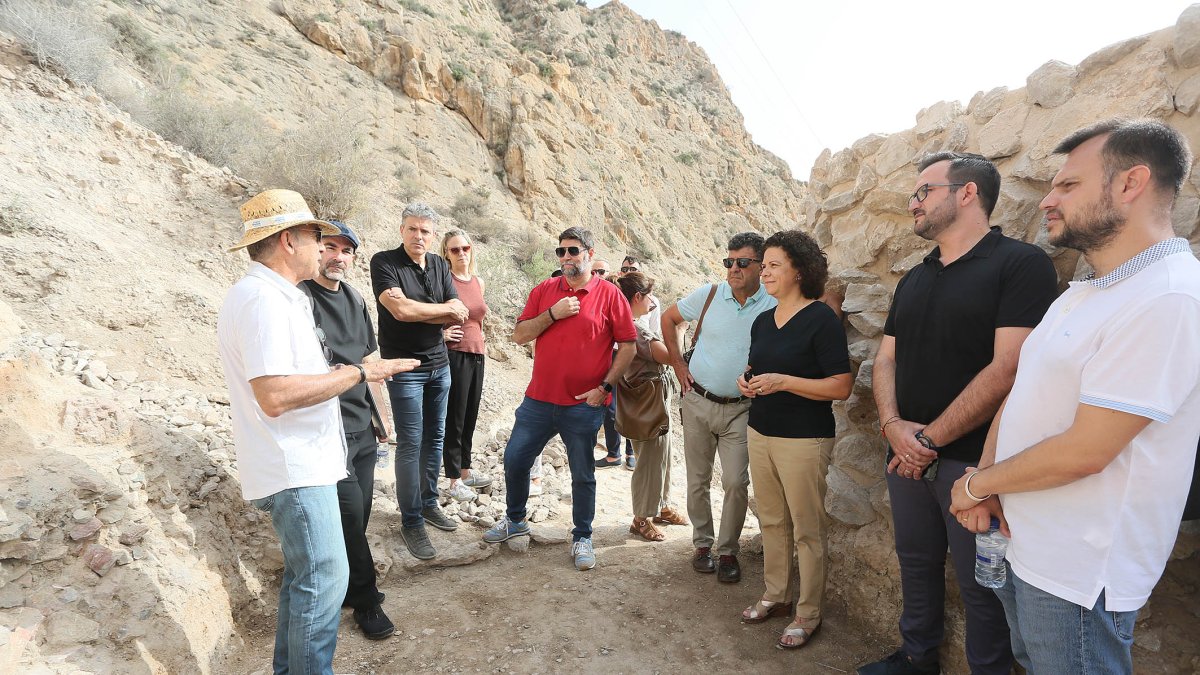 La diputada de Arquitectura visita en Callosa de Segura el yacimiento, cuya puesta en valor está incluida en el Plan Provincial para la valorización de espacios, edificios o restos arquitectónicos