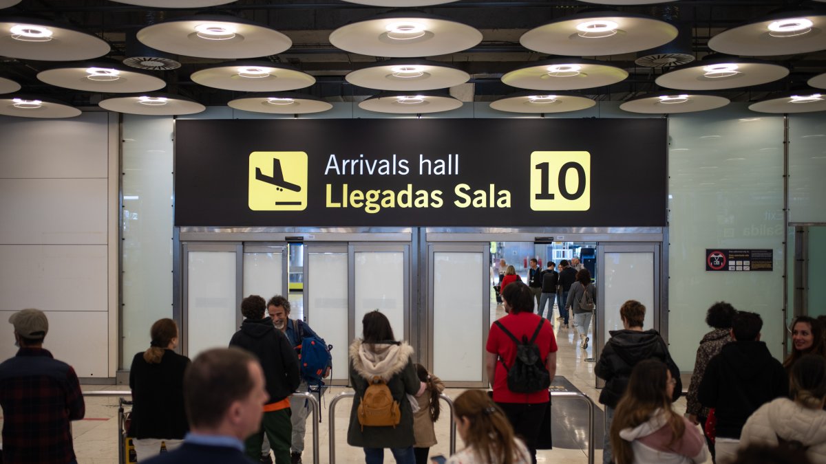 Una de las puertas de llegada del aeropuerto madrileño de Barajas.