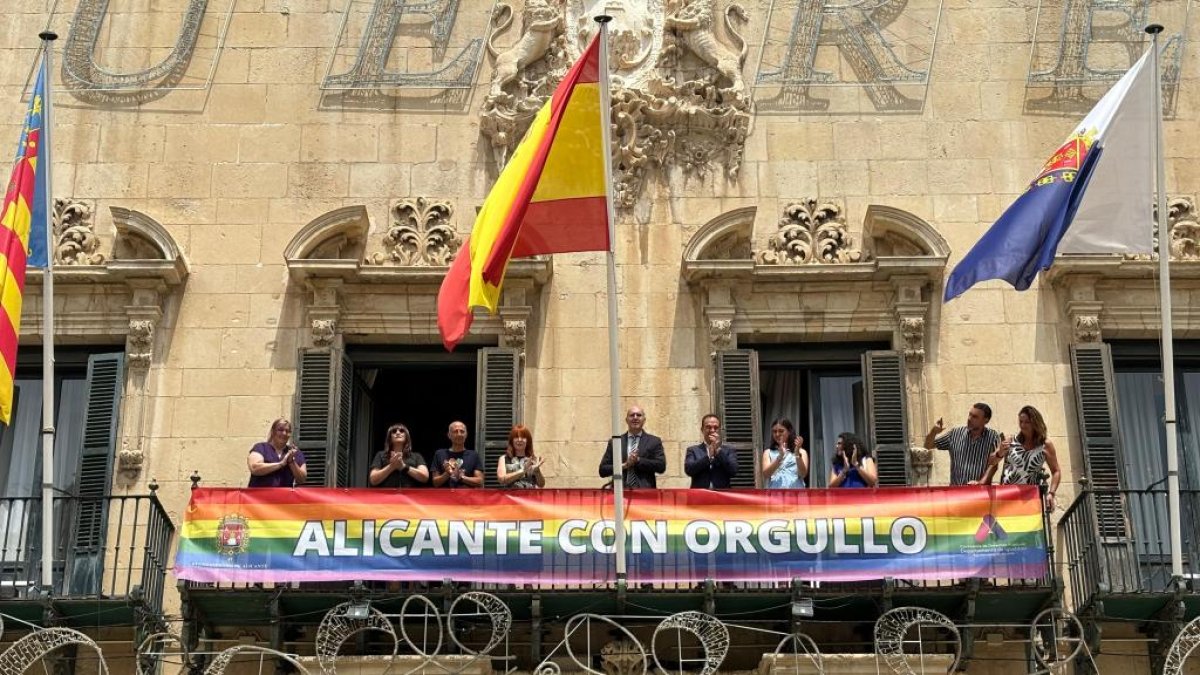 El Ayuntamiento desplega la pancarta 'Alicante con orgullo'. Imagen de archivo