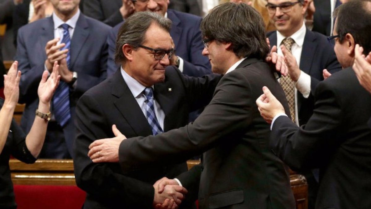 Mas felicita a Puigdemont en el Parlament.