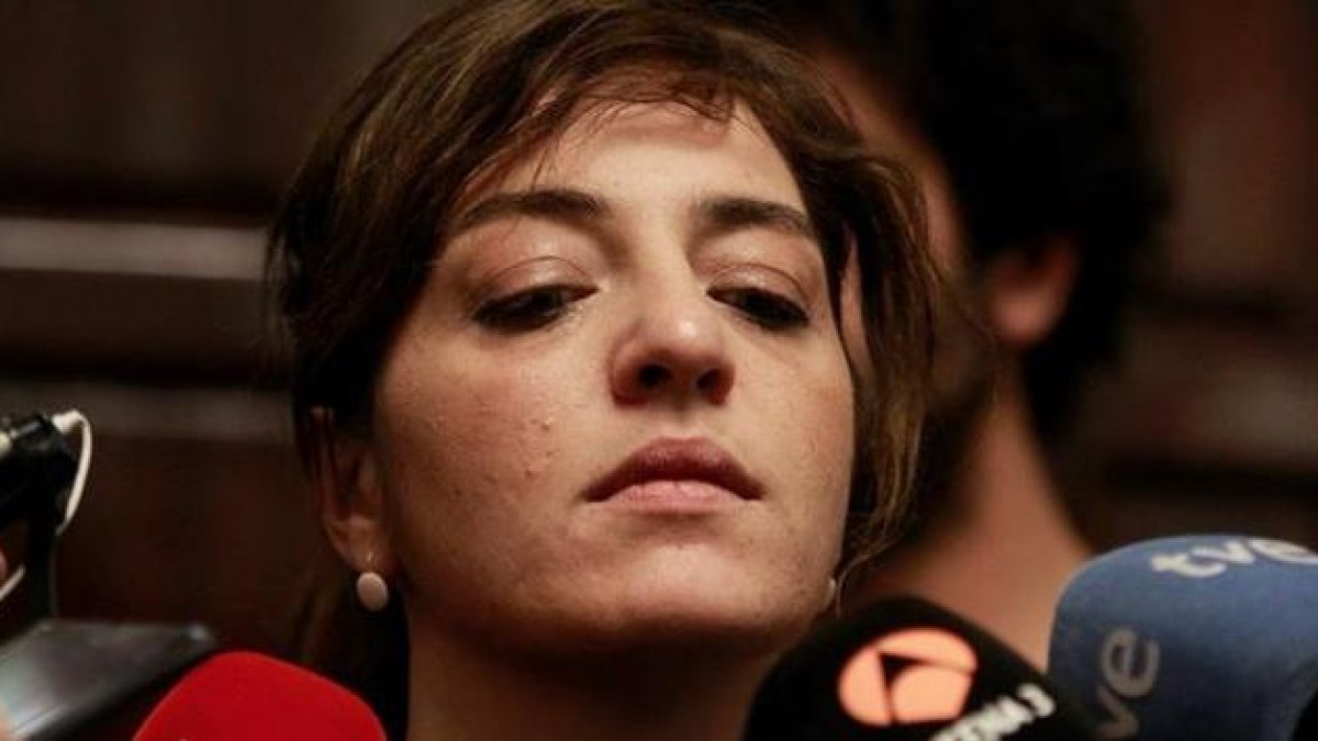 Celia Mayer, concejal del Ayuntamiento de Madrid, ante los medios de comunicación.