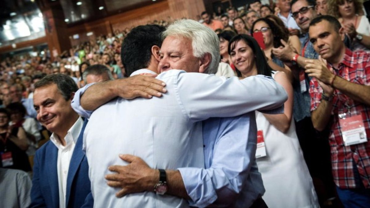 Pedro Sánchez abraza a Felipe González durante un acto.