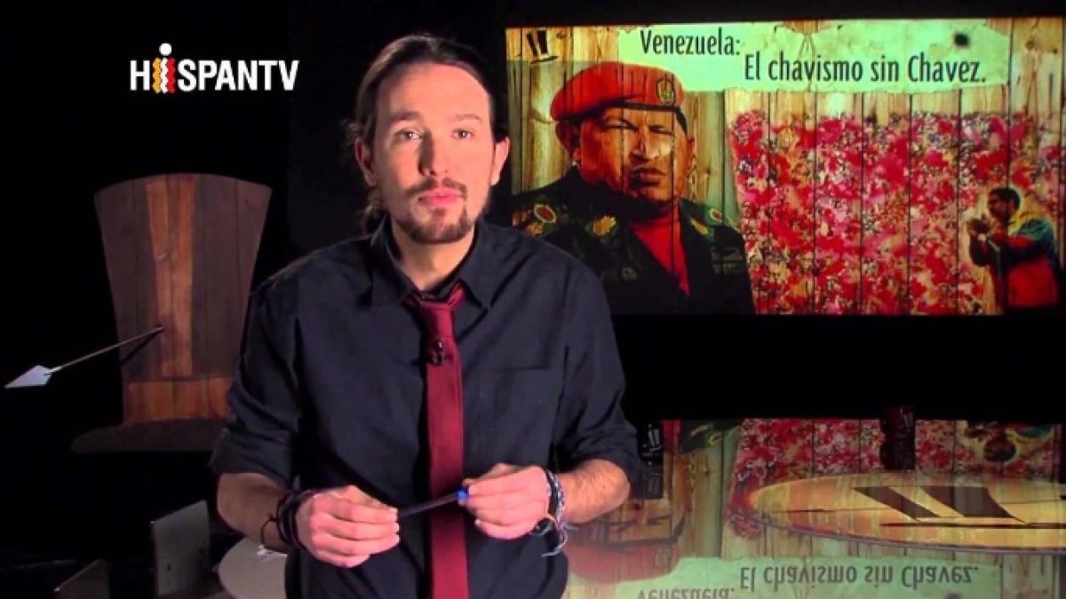 Pablo Iglesias en uno de sus programas de televisión con Hugo Chavez al fondo