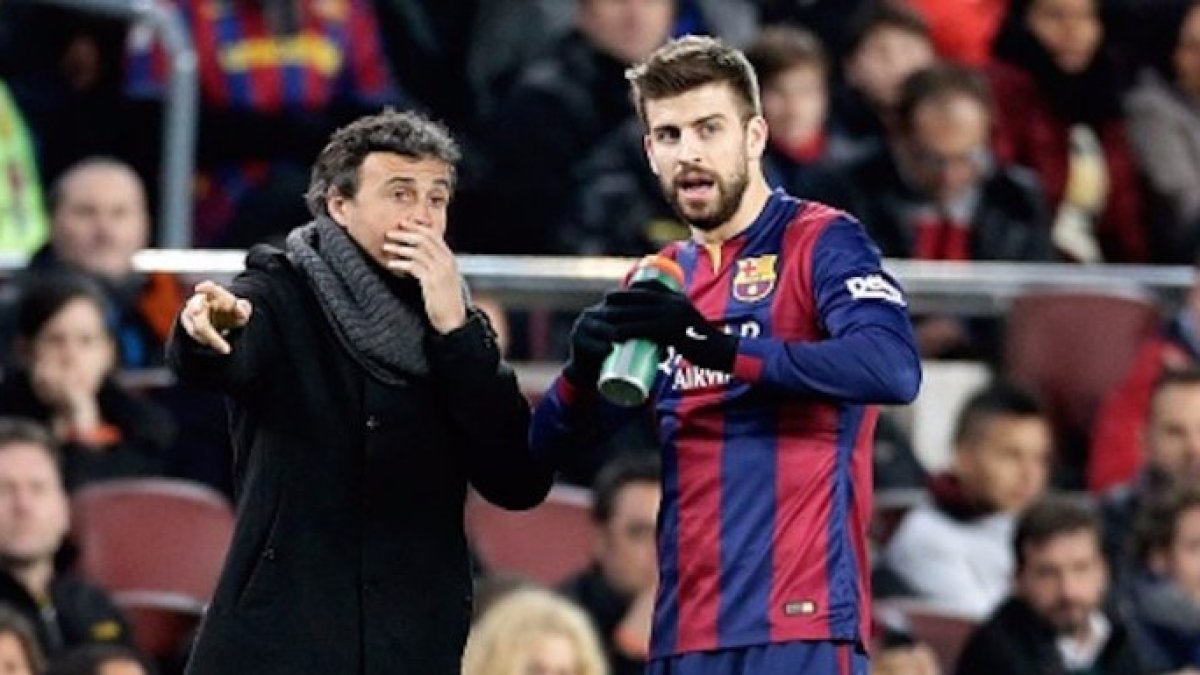 El entrenador del FC Barcelona dio instrucciones a Piqué durante el partido.