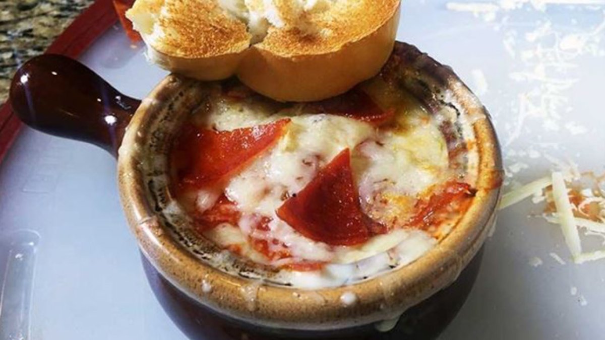 Aspecto final de la receta más novedosa: sopa y pizza en un mismo plato.