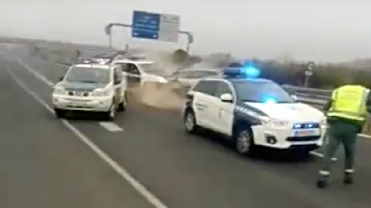 Momento del impacto contra el patrulla de la Guardia Civil.