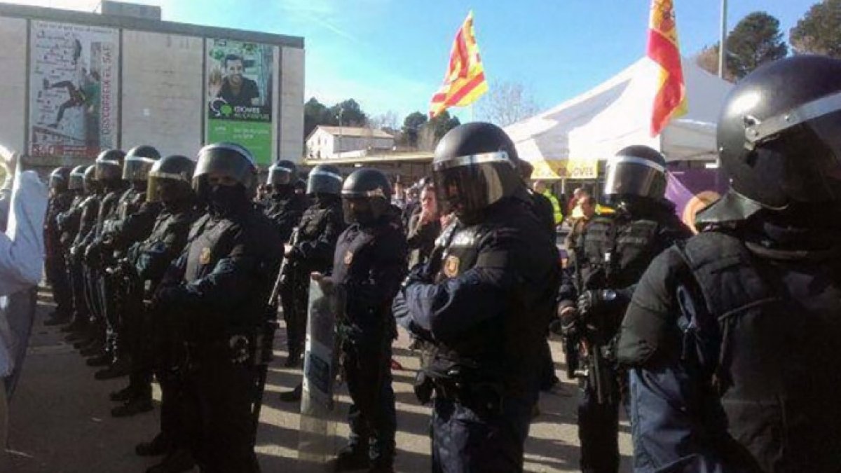 Antidisturbios de los Mossos preparados para intervenir en la Universidad Autónoma de Barcelona