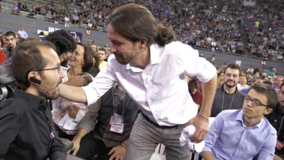 Iglesias saluda a Echenique ante la atenta mirada de Errejón.