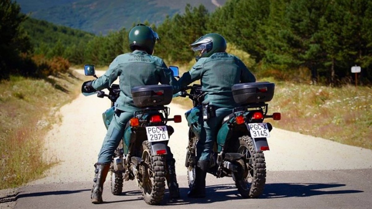 Dos agentes de la patrulla rural de la Guardia Civil.