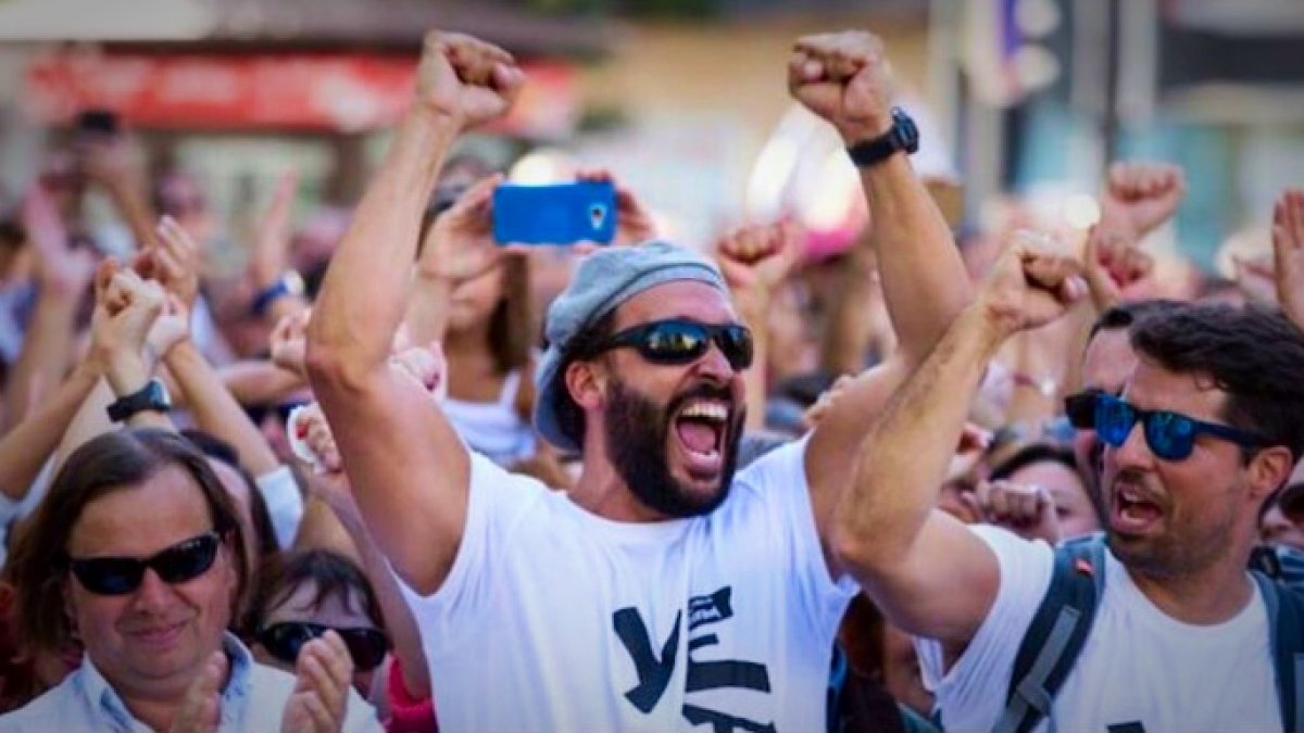 Spiriman, en el centro con gorra, durante una manifestación contra la Junta.