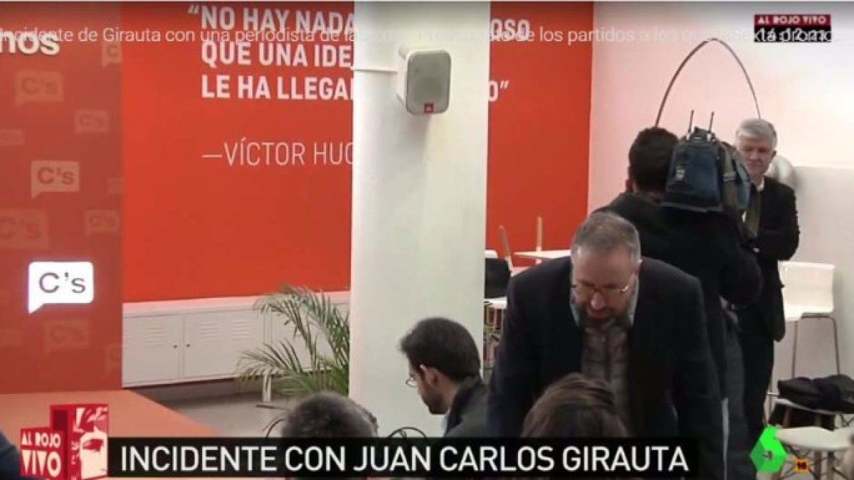 Momento en el que Girauta se va a por la periodista de La Sexta.