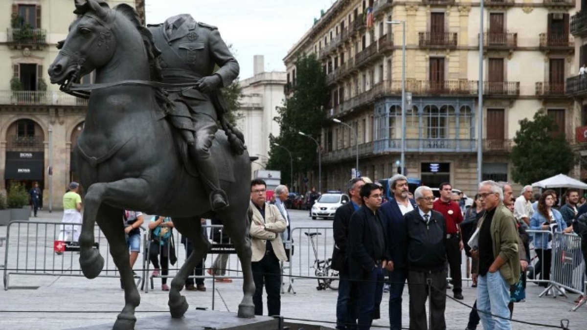 La polémica estatua ecuestre de Franco decapitado