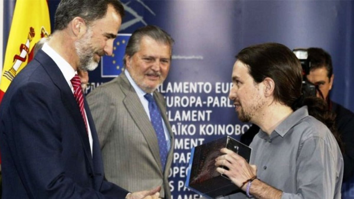 El Rey Felipe VI, en Bruselas en 2015, recibiendo de Pablo Iglesias la serie 'Juego de Tronos'