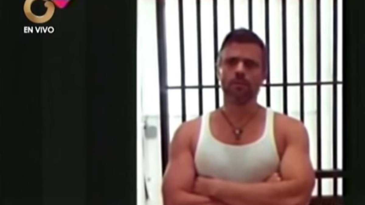 Leopoldo López, en una supuesta prueba de vida ofrecida por el régimen de Maduro.