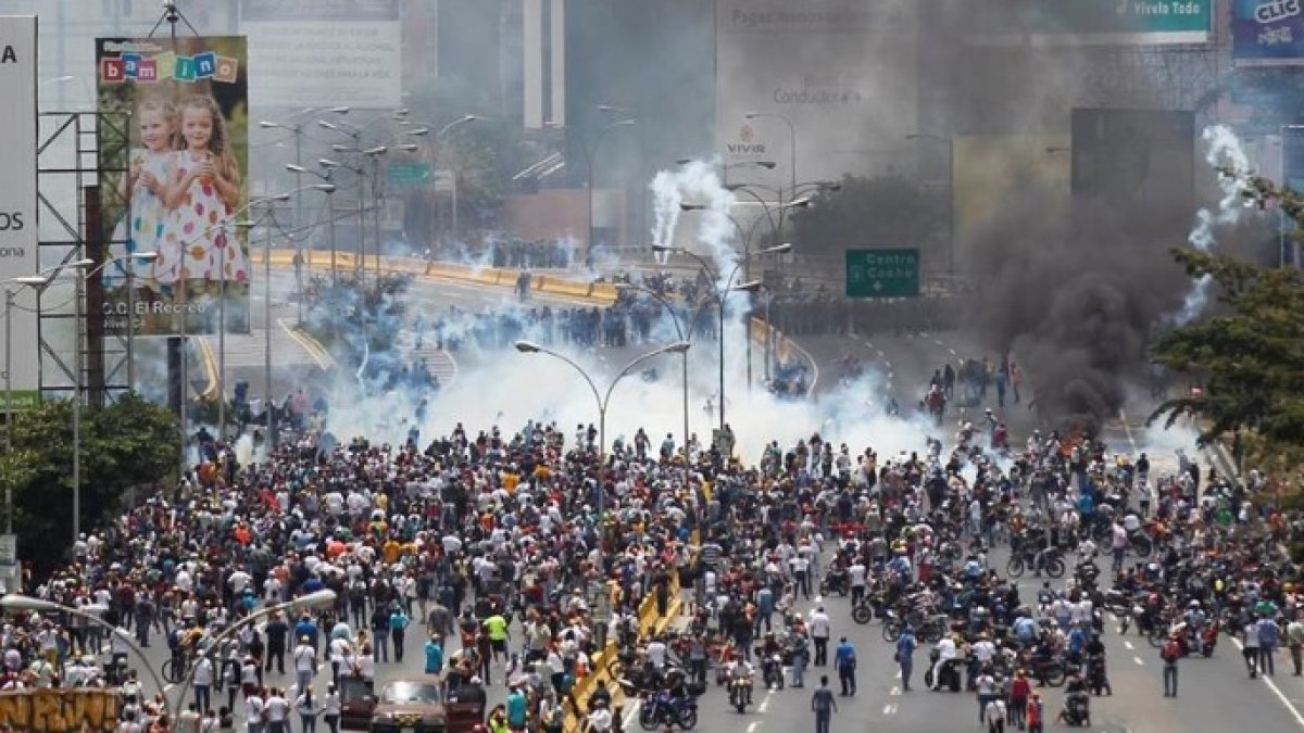 Imagen de la marcha opositora en Caracas que ha sido reprimida por la Policía. (Foto: El Universal).