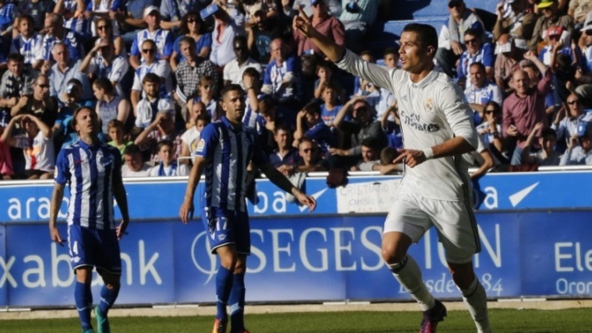 Cristiano Ronaldo durante el partido contra el Alavés.