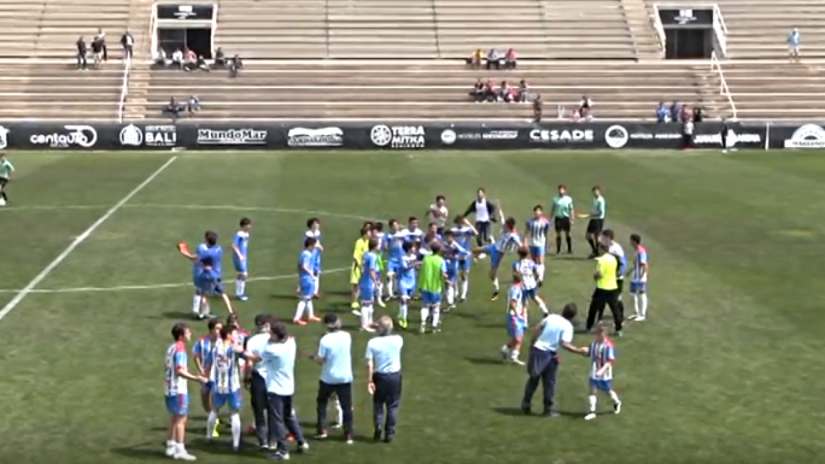 Un momento de la terrible agresión, en un partido infantil en Benidorm.