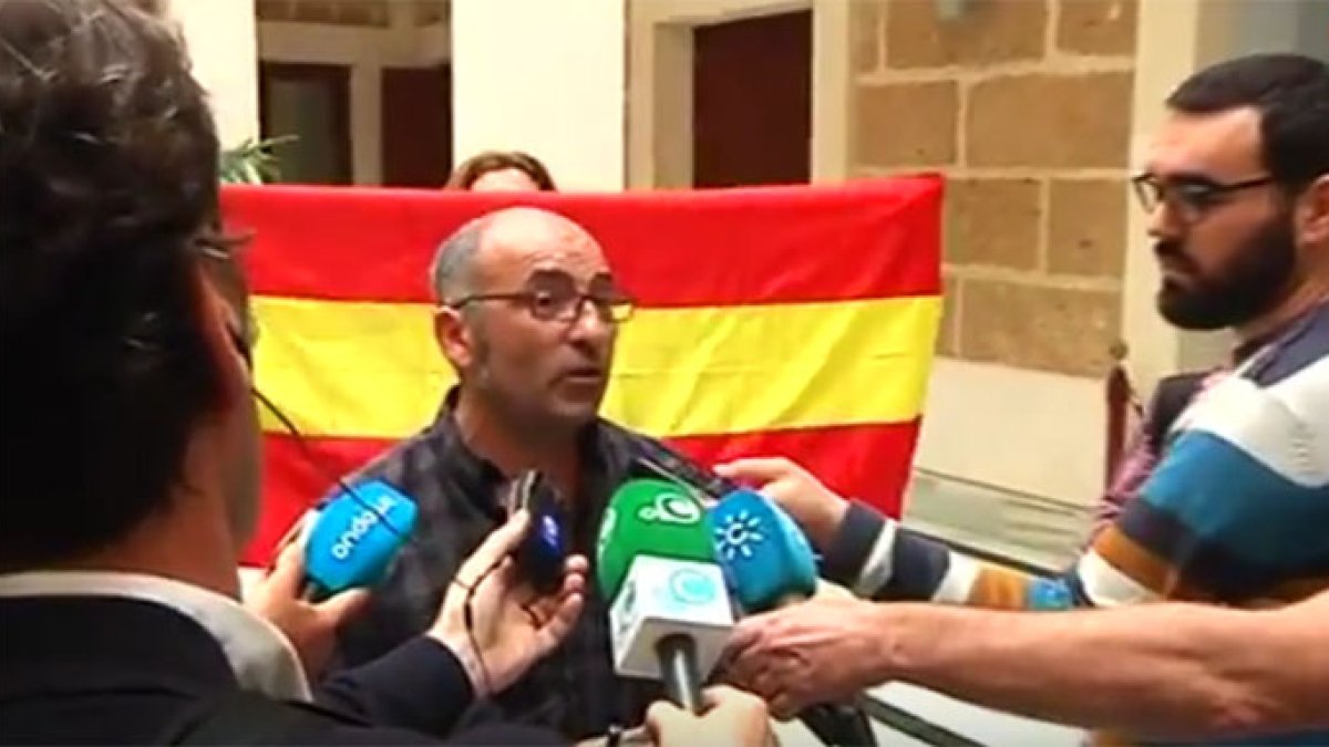 El concejal de Bildu en el momento en que fue abordado por los manifestantes.