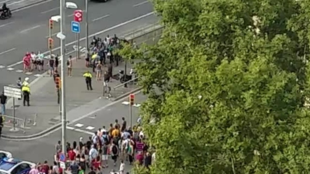 Momento del peligroso tumulto provocado por los manteros en pleno centro de Barcelona.